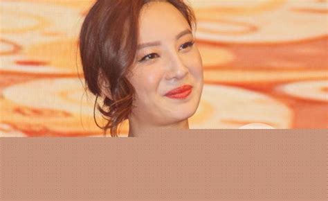 郑希怡掉抹胸照片 女星被扯掉外裤引尖叫罕有性感照曝光(2)
