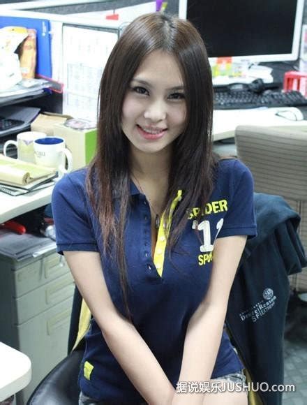 “I级艳后”马友蓉因胸大成困扰 妈妈希望她缩胸