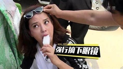 赵薇买西瓜被农村大姐强行摘掉眼镜 没生气反而得到一个瓜