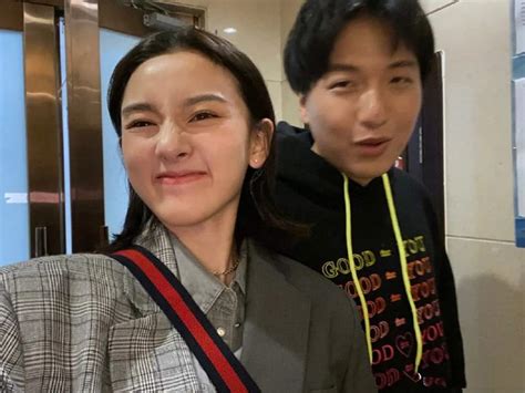 宋祖儿恋情疑曝光!宋祖儿与神秘男子手挽手回家 宋祖儿男友是谁