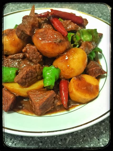 土豆烧牛肉的做法,色泽红黄相间,原汁原味